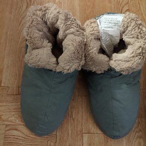 NWOT Restoration hardware fuzzy slippers footduvet